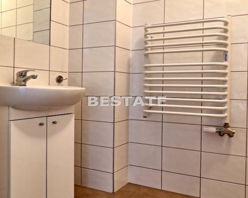 Oferujemy do wynajęcia lokal użytkowy o powierzchni 82 m2, położony na pierwszym piętrze kamienicy w ścisłym centrum Tarnowa. L