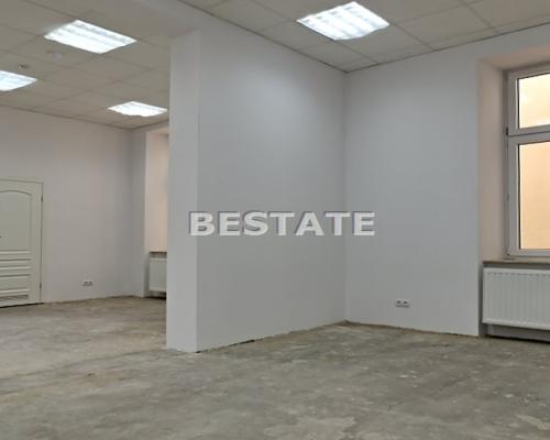 Oferujemy do wynajęcia lokal użytkowy o powierzchni 82 m2, położony na pierwszym piętrze kamienicy w ścisłym centrum Tarnowa. L