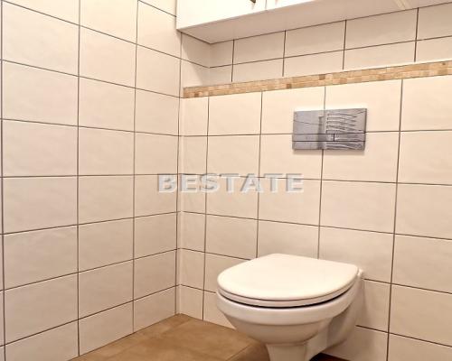 Oferujemy do wynajęcia lokal użytkowy o powierzchni 82 m2, położony na pierwszym piętrze kamienicy w ścisłym centrum Tarnowa. L