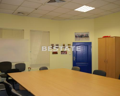 Do wynajęcia lokal biurowy o powierzchni 90 m2, położony na drugim piętrze w bardzo atrakcyjnej lokalizacji w centrum Tarnowa.