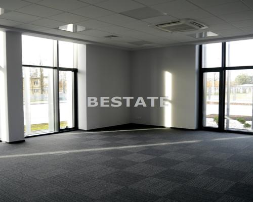 Do wynajęcia lokal biurowy o powierzchni 330 m2, położony na parterze w bardzo atrakcyjnej lokalizacji w Tarnowie. Składa się z