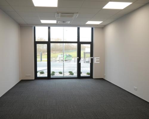 Do wynajęcia lokal biurowy o powierzchni 330 m2, położony na parterze w bardzo atrakcyjnej lokalizacji w Tarnowie. Składa się z