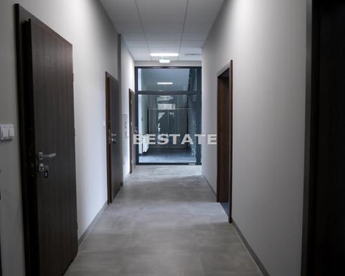 Do wynajęcia lokal biurowy o powierzchni 330 m2, położony na parterze w bardzo atrakcyjnej lokalizacji w Tarnowie. Składa się z