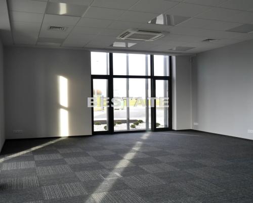 Do wynajęcia lokal biurowy o powierzchni 330 m2, położony na parterze w bardzo atrakcyjnej lokalizacji w Tarnowie. Składa się z