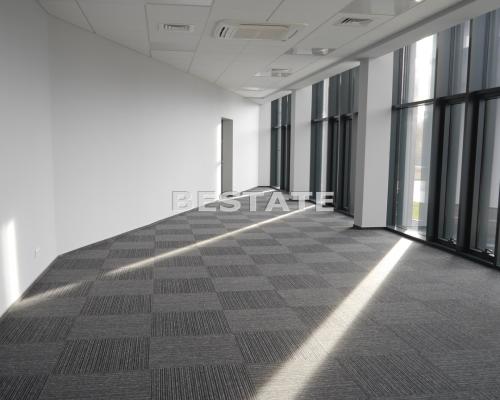 Do wynajęcia lokal biurowy o powierzchni 330 m2, położony na parterze w bardzo atrakcyjnej lokalizacji w Tarnowie. Składa się z