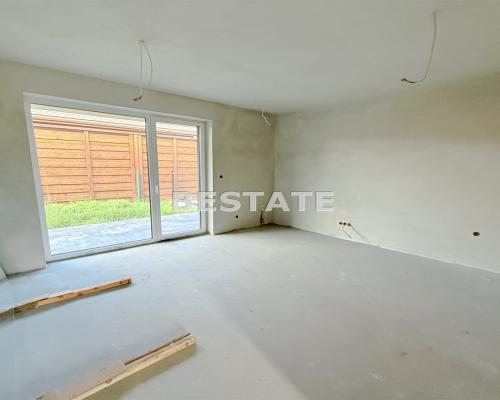 NOWA NIŻSZA CENA! 
Nowe, bezczynszowe mieszkanie o powierzchni 42 m 2  z tarasem i ogr&oacute;dkiem - prestiżowe osiedle, świet