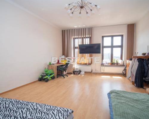 Do wynajęcia dwupokojowe mieszkanie położone na drugim piętrze w centrum Tarnowa, o powierzchni 70 m 2 . Kuchnia w całości zabu