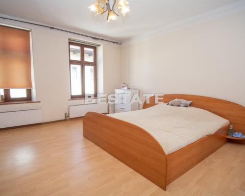Do wynajęcia dwupokojowe mieszkanie położone na drugim piętrze w centrum Tarnowa, o powierzchni 70 m 2 . Kuchnia w całości zabu