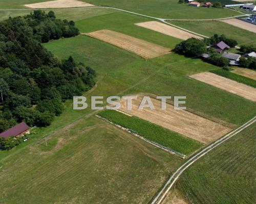 Działka w sąsiedztwie lasu w pięknej okolicy.