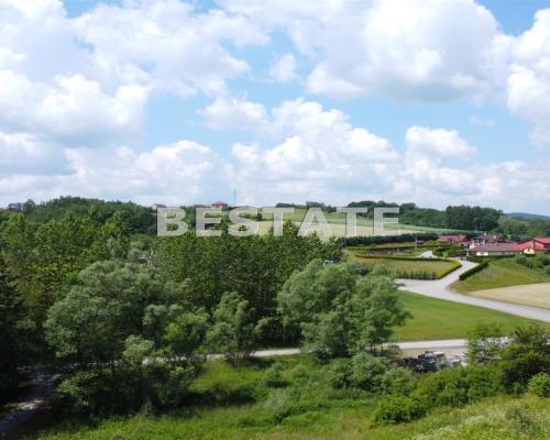 Na sprzedaż działka budowlana wielkości 1600 m2. 
Obowiązuje miejscowy plan zagospodarowania przestrzennego. 
Okolica sprzyjają