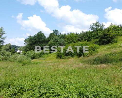 Na sprzedaż działka budowlana wielkości 1600 m2. 
Obowiązuje miejscowy plan zagospodarowania przestrzennego. 
Okolica sprzyjają