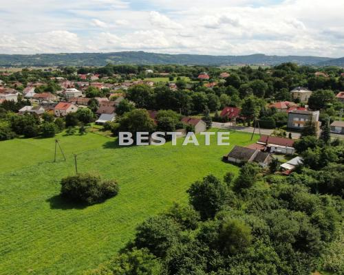 Przedmiotem sprzedaży jest działka o powierzchni 21 ar&oacute;w, położona w Wojniczu, z dojazdem od ulicy Krakowskiej. Nierucho