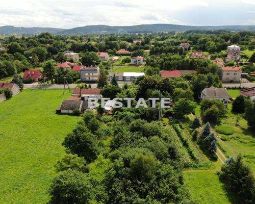 Przedmiotem sprzedaży jest działka o powierzchni 21 ar&oacute;w, położona w Wojniczu, z dojazdem od ulicy Krakowskiej. Nierucho