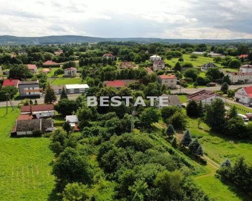 Przedmiotem sprzedaży jest działka o powierzchni 21 ar&oacute;w, położona w Wojniczu, z dojazdem od ulicy Krakowskiej. Nierucho