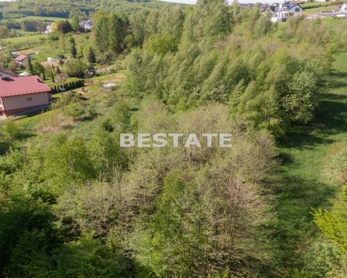 Do sprzedania działka budowlana w pierwszej lini zabudowy o powierzchni  12,52  ary, sytuowana w miejscowości Pleśna. 
Parcela