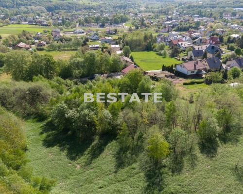 Do sprzedania działka budowlana w pierwszej lini zabudowy o powierzchni  12,52  ary, sytuowana w miejscowości Pleśna. 
Parcela