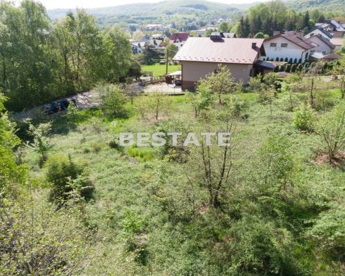 Do sprzedania działka budowlana w drugiej lini zabudowy o powierzchni  12,52  ary, sytuowana w miejscowości Pleśna. 
Parcela o