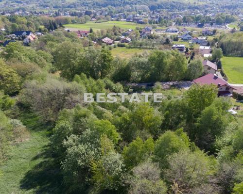 Do sprzedania działka budowlana w trzeciej lini zabudowy o powierzchni  12,52  ary, sytuowana w miejscowości Pleśna. 
Parcela o