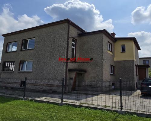 Przestronny dom w spokojnej okolicy.