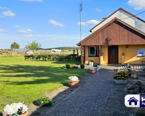 Dom wolnostojący, bud. gosp. i 2 działki