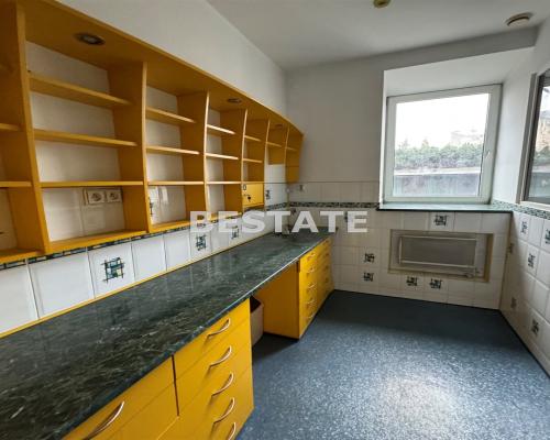 Lokale 140 m2 (parter),104 m2 (piętro)główna ulica