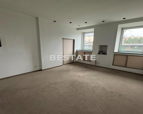 Lokale 140 m2 (parter),104 m2 (piętro)główna ulica