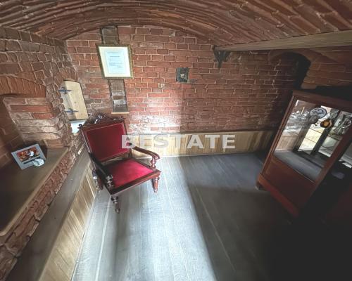Lokale 140 m2 (parter),104 m2 (piętro)główna ulica
