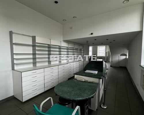 Lokale 140 m2 (parter),104 m2 (piętro)główna ulica