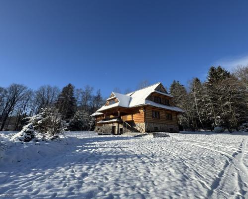 Piękny dom z bali przy lesie, w górach, dz.5799 m2