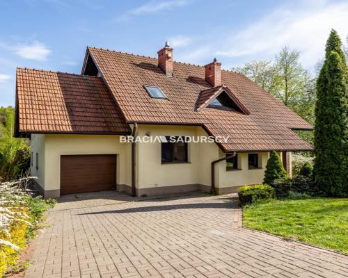 DOM NA DUŻEJ DZIAŁCE W ATRAKCYJNEJ LOKALIZACJI