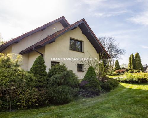 DOM NA DUŻEJ DZIAŁCE W ATRAKCYJNEJ LOKALIZACJI