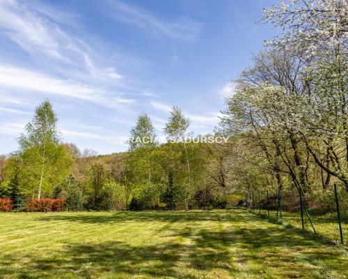 DOM NA DUŻEJ DZIAŁCE W ATRAKCYJNEJ LOKALIZACJI