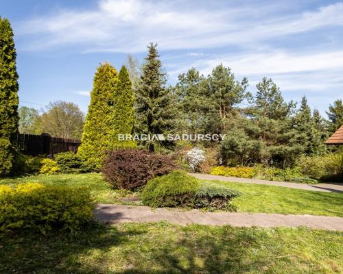 DOM NA DUŻEJ DZIAŁCE W ATRAKCYJNEJ LOKALIZACJI