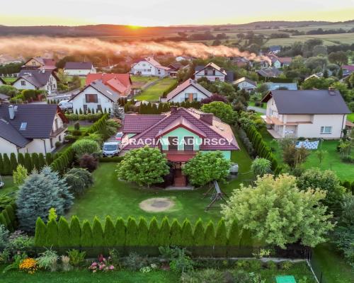 ATRAKCYJNY DOM W PODKRAKOWSKIEJ MIEJSCOWOŚCI RYBNA