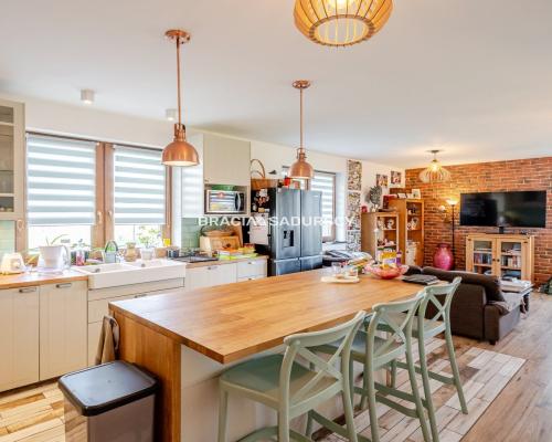 Połowa bliźniaka ze sporym ogródkiem.