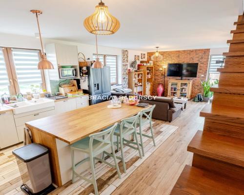 Połowa bliźniaka ze sporym ogródkiem.