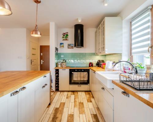 Połowa bliźniaka ze sporym ogródkiem.