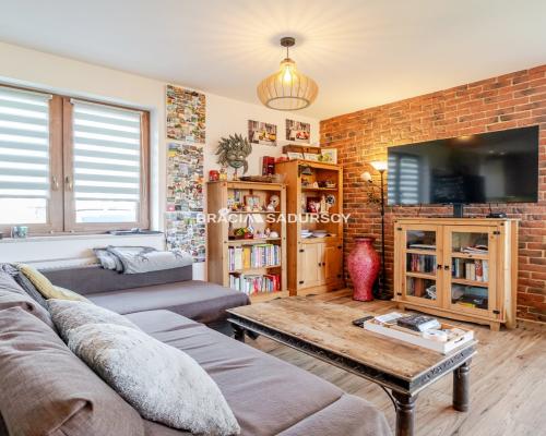 Połowa bliźniaka ze sporym ogródkiem.