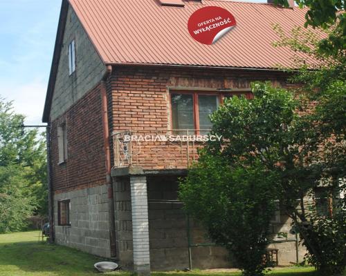 Budynek z lat 70-tych w Targowisku gm.Kłaj