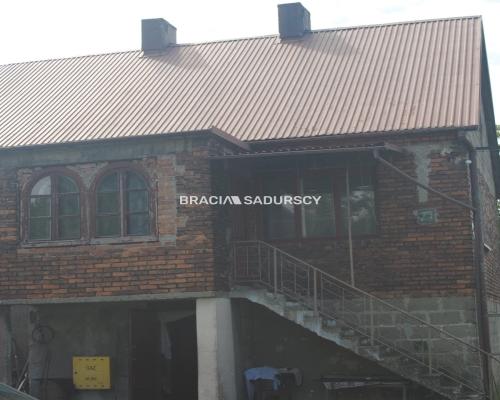 Budynek z lat 70-tych w Targowisku gm.Kłaj