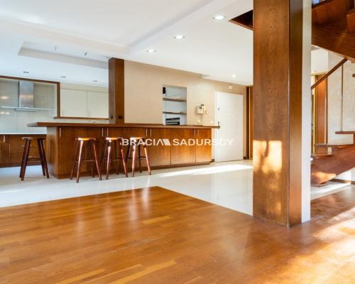 Dom na Woli Justowskiej, garaż na 2 samochody.