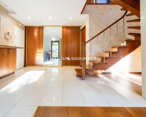 Dom na Woli Justowskiej, garaż na 2 samochody.