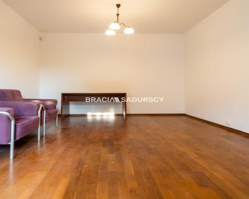 Dom na Woli Justowskiej, garaż na 2 samochody.