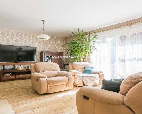 Dom z pięknym ogrodem i budynkiem usługowym