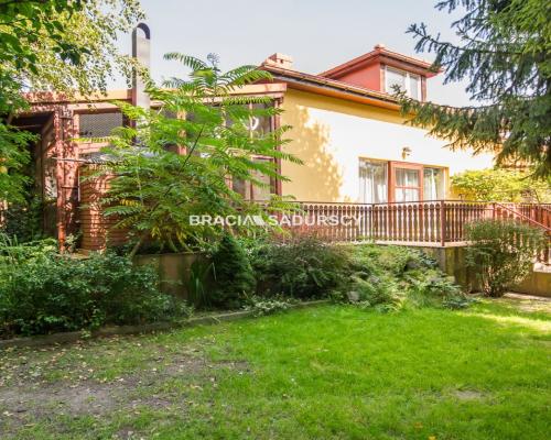 Dom z pięknym ogrodem i budynkiem usługowym