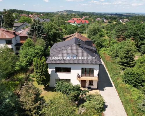 Dom mieszkalny, trzykondygnacyjny