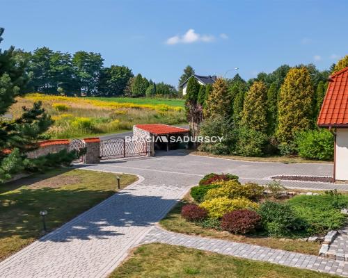 DOM NA DUŻEJ DZIAŁCE W ATRAKCYJNEJ LOKALIZACJI