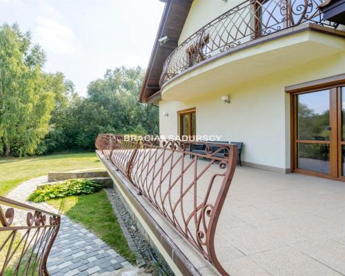 DOM NA DUŻEJ DZIAŁCE W ATRAKCYJNEJ LOKALIZACJI