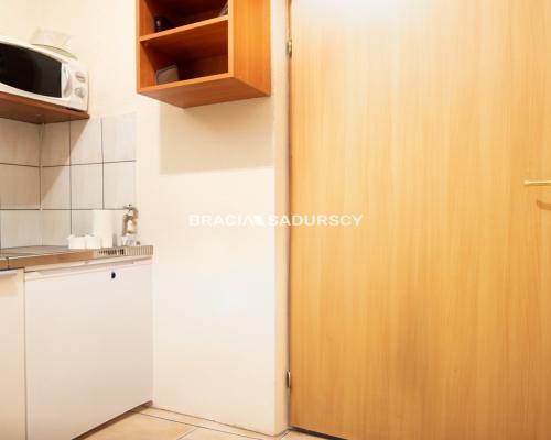 Lokal handlowo-usługowy z dużą witryną Kurdwanów