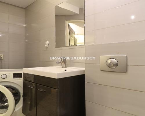 Lokal o pow. 45 m 2  blisko centrum i krakowskich uczelni    

  Oferujemy na sprzedaż lokal użytkowy o powierzchni 45 m&sup2;,